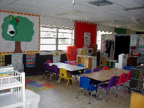 What kind of layout should a preschool classroom have?